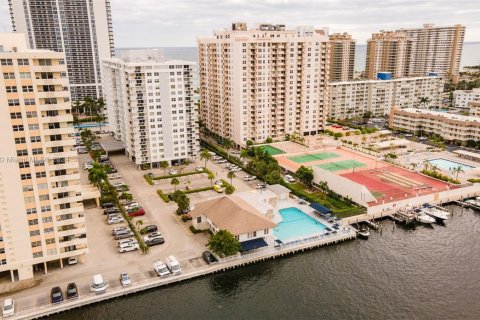 Condominio en venta en Hallandale Beach, Florida, 2 dormitorios, 111.48 m2 № 1693981 - foto 14
