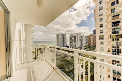 Condominio en venta en Hallandale Beach, Florida, 2 dormitorios, 111.48 m2 № 1693981 - foto 3