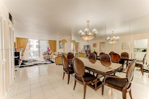 Condominio en venta en Hallandale Beach, Florida, 2 dormitorios, 111.48 m2 № 1693981 - foto 1