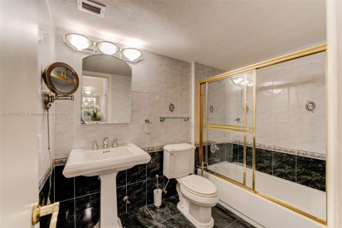 Condominio en venta en Hallandale Beach, Florida, 2 dormitorios, 111.48 m2 № 1693981 - foto 11