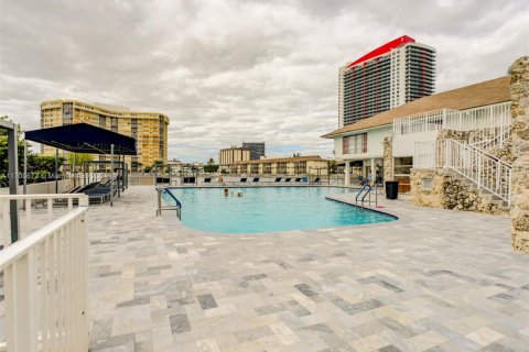 Condominio en venta en Hallandale Beach, Florida, 2 dormitorios, 111.48 m2 № 1693981 - foto 12