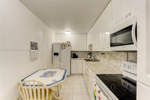 Condominio en venta en Hallandale Beach, Florida, 2 dormitorios, 111.48 m2 № 1693981 - foto 4