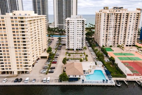 Condominio en venta en Hallandale Beach, Florida, 2 dormitorios, 111.48 m2 № 1693981 - foto 15