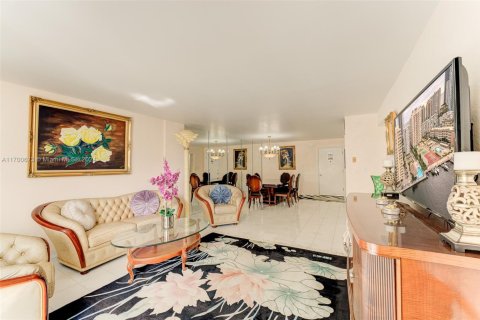 Condominio en venta en Hallandale Beach, Florida, 2 dormitorios, 111.48 m2 № 1693981 - foto 2
