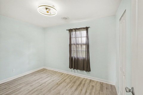 House in Palm Bay, Florida 3 bedrooms, 115.38 sq.m. № 2181954 - photo 13