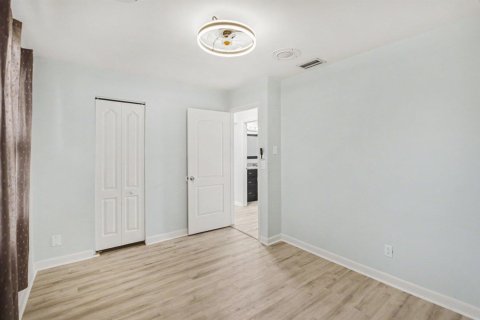 House in Palm Bay, Florida 3 bedrooms, 115.38 sq.m. № 2181954 - photo 12