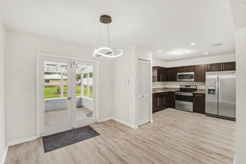 House in Palm Bay, Florida 3 bedrooms, 115.38 sq.m. № 2181954 - photo 5