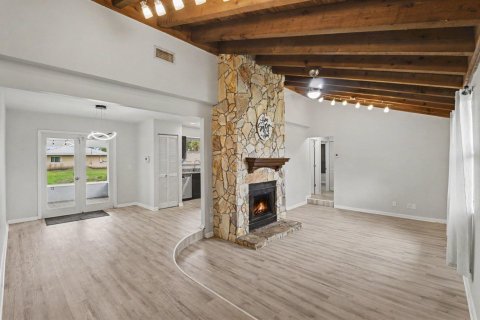 House in Palm Bay, Florida 3 bedrooms, 115.38 sq.m. № 2181954 - photo 2