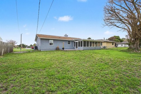 House in Palm Bay, Florida 3 bedrooms, 115.38 sq.m. № 2181954 - photo 19
