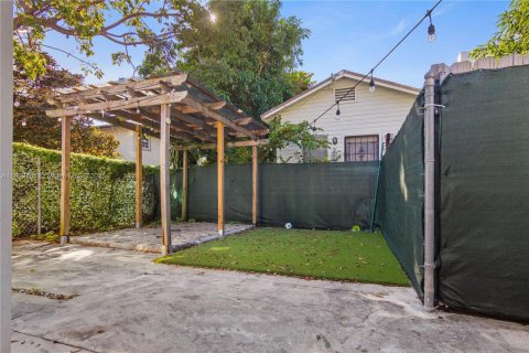 House in Miami, Florida 1 bedroom, 46.45 sq.m. № 1953859 - photo 1