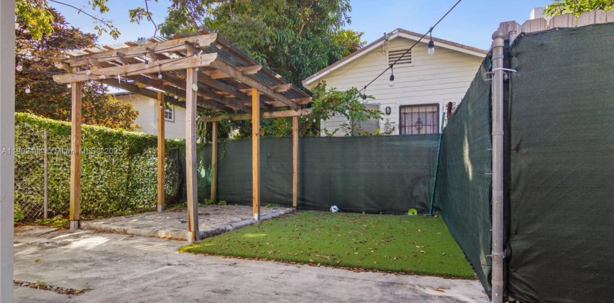 House in Miami, Florida 1 bedroom, 46.45 sq.m. № 1953859