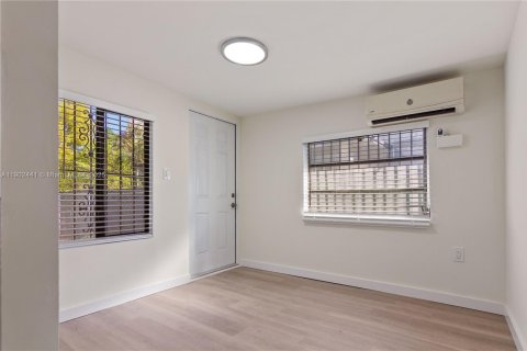 House in Miami, Florida 1 bedroom, 46.45 sq.m. № 1953859 - photo 2