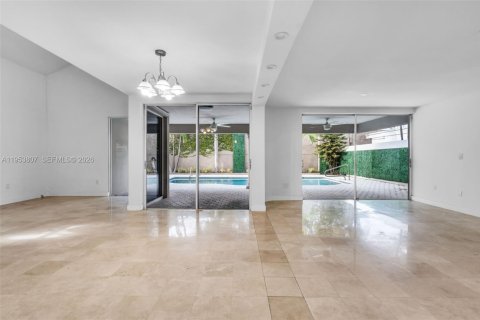 House in Miami, Florida 4 bedrooms, 273.6 sq.m. № 2011926 - photo 6
