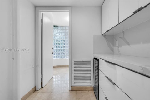 House in Miami, Florida 4 bedrooms, 273.6 sq.m. № 2011926 - photo 26