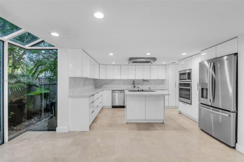 House in Miami, Florida 4 bedrooms, 273.6 sq.m. № 2011926 - photo 9
