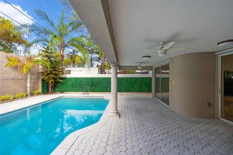 House in Miami, Florida 4 bedrooms, 273.6 sq.m. № 2011926 - photo 30
