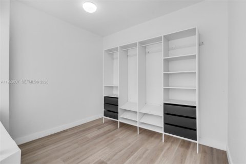 House in Miami, Florida 4 bedrooms, 273.6 sq.m. № 2011926 - photo 18