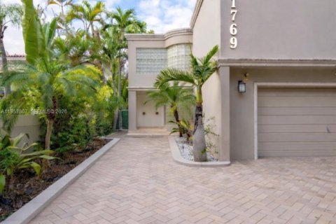 House in Miami, Florida 4 bedrooms, 273.6 sq.m. № 2011926 - photo 2
