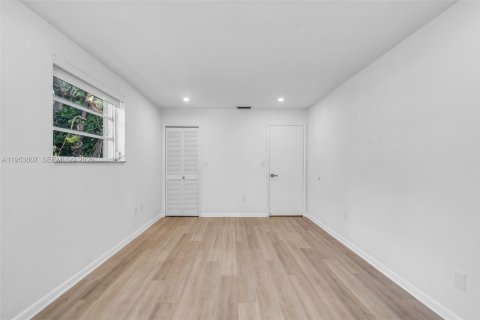 House in Miami, Florida 4 bedrooms, 273.6 sq.m. № 2011926 - photo 20