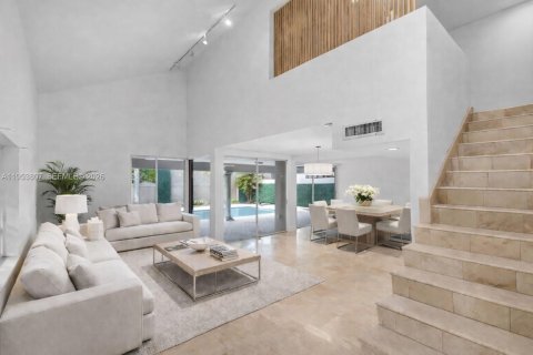 House in Miami, Florida 4 bedrooms, 273.6 sq.m. № 2011926 - photo 4
