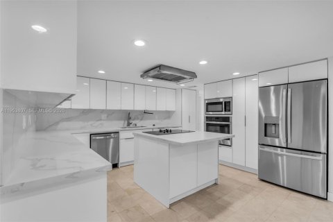 House in Miami, Florida 4 bedrooms, 273.6 sq.m. № 2011926 - photo 7