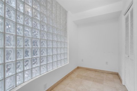 House in Miami, Florida 4 bedrooms, 273.6 sq.m. № 2011926 - photo 27