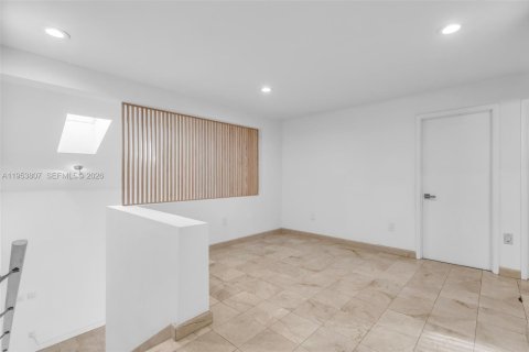 House in Miami, Florida 4 bedrooms, 273.6 sq.m. № 2011926 - photo 13