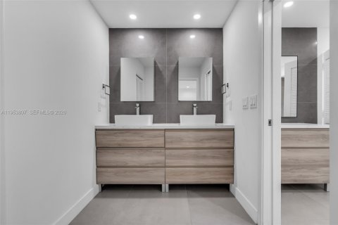 House in Miami, Florida 4 bedrooms, 273.6 sq.m. № 2011926 - photo 16