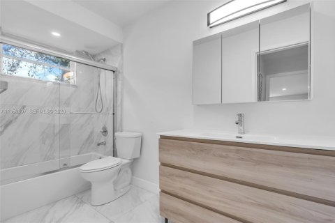 House in Miami, Florida 4 bedrooms, 273.6 sq.m. № 2011926 - photo 22