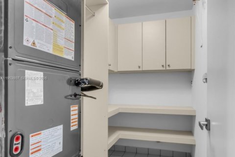 House in Miami, Florida 4 bedrooms, 273.6 sq.m. № 2011926 - photo 25