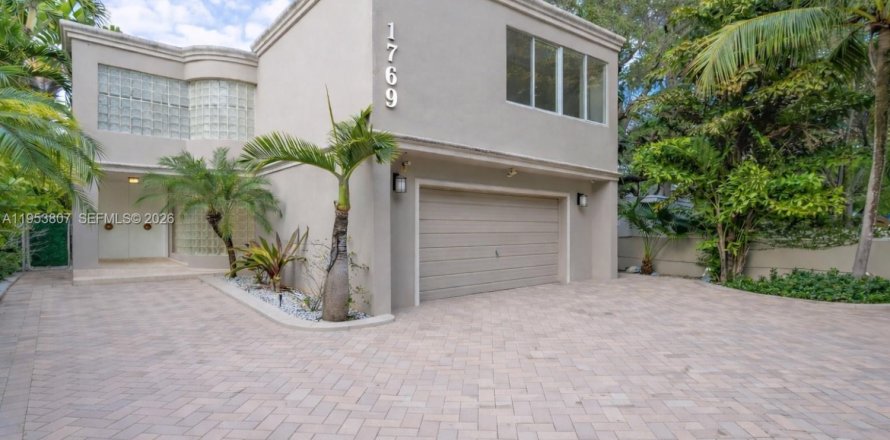 House in Miami, Florida 4 bedrooms, 273.6 sq.m. № 2011926