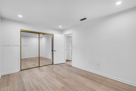 House in Miami, Florida 4 bedrooms, 273.6 sq.m. № 2011926 - photo 21