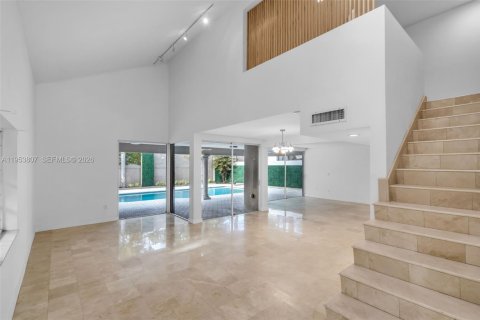 House in Miami, Florida 4 bedrooms, 273.6 sq.m. № 2011926 - photo 3