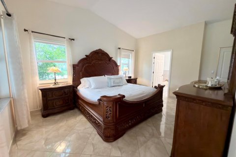 House in Weston, Florida 4 bedrooms, 186.73 sq.m. № 2250045 - photo 12