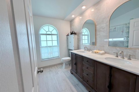 House in Weston, Florida 4 bedrooms, 186.73 sq.m. № 2250045 - photo 15