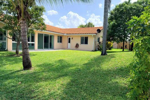 House in Weston, Florida 4 bedrooms, 186.73 sq.m. № 2250045 - photo 24