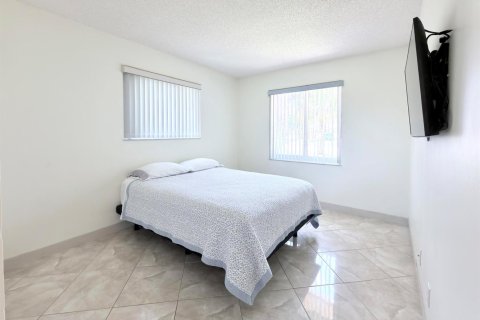 House in Weston, Florida 4 bedrooms, 186.73 sq.m. № 2250045 - photo 17