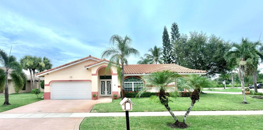 House in Weston, Florida 4 bedrooms, 186.73 sq.m. № 2250045