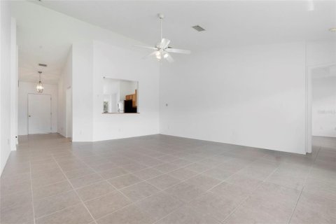House in Zephyrhills, Florida 3 bedrooms, 130.34 sq.m. № 2294608 - photo 7