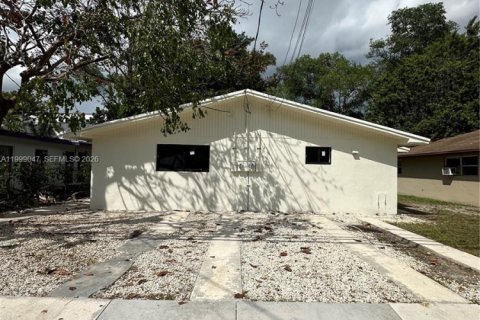 House in Miami, Florida 2 bedrooms, 85.01 sq.m. № 2060702 - photo 3