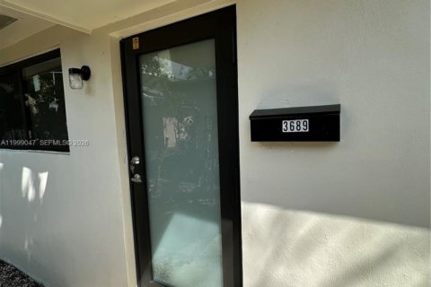 House in Miami, Florida 2 bedrooms, 85.01 sq.m. № 2060702 - photo 2