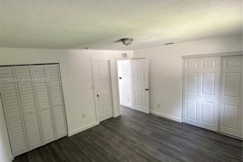 House in Miami, Florida 2 bedrooms, 85.01 sq.m. № 2060702 - photo 10