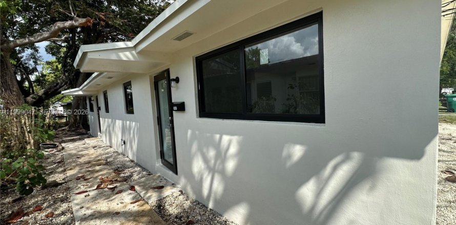 House in Miami, Florida 2 bedrooms, 85.01 sq.m. № 2060702