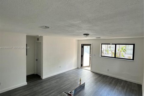 House in Miami, Florida 2 bedrooms, 85.01 sq.m. № 2060702 - photo 5