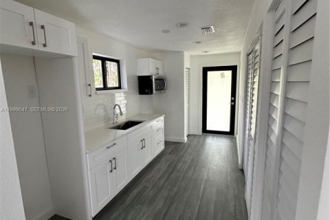 House in Miami, Florida 2 bedrooms, 85.01 sq.m. № 2060702 - photo 8