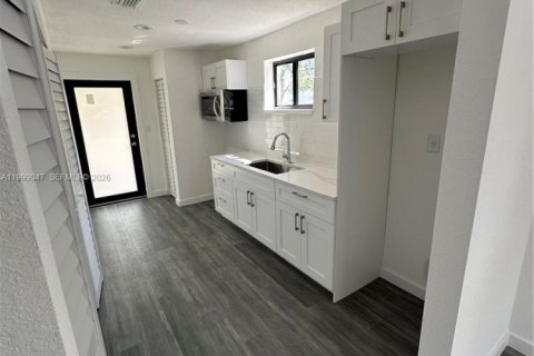 House in Miami, Florida 2 bedrooms, 85.01 sq.m. № 2060702 - photo 6