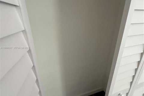 House in Miami, Florida 2 bedrooms, 85.01 sq.m. № 2060702 - photo 11