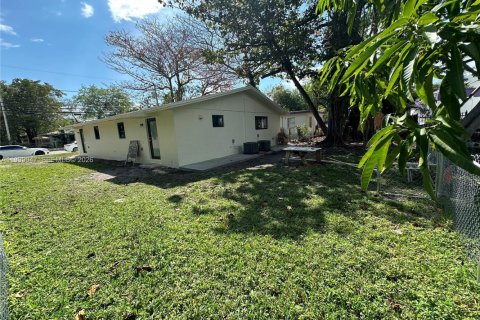 House in Miami, Florida 2 bedrooms, 85.01 sq.m. № 2060702 - photo 16