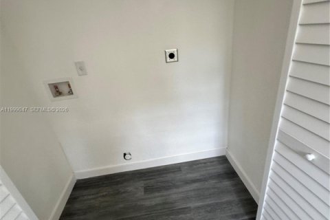 House in Miami, Florida 2 bedrooms, 85.01 sq.m. № 2060702 - photo 14