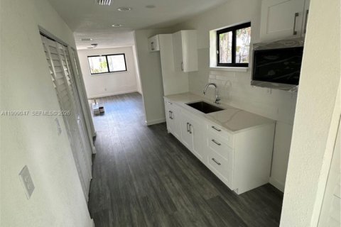 House in Miami, Florida 2 bedrooms, 85.01 sq.m. № 2060702 - photo 13